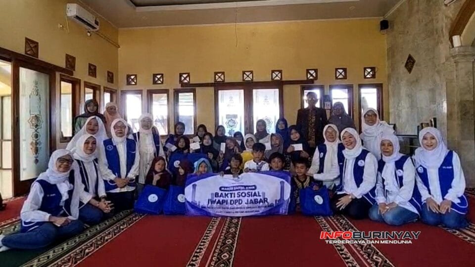 DPD IWAPI Jawa Barat bersama anak-anak yatim berfoto bersama usai kegiatan bakti sosial dan penyaluran santunan dalam program IWAPI Peduli di Masjid Baitul Alamin, Kota Bandung.