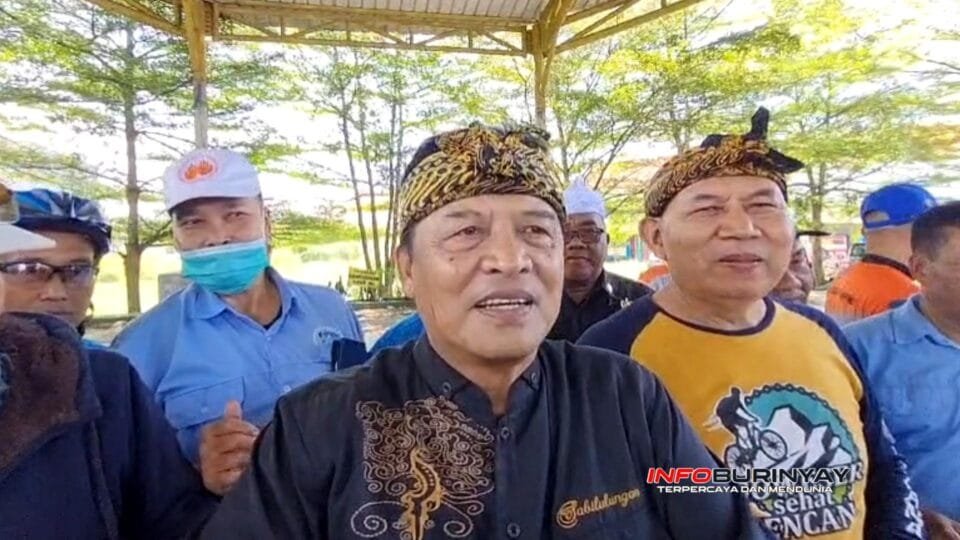 Dadang M. Naser memberikan keterangan kepada awak media saat kegiatan Gerakan Pangan Murah di Rancaekek, Kabupaten Bandung