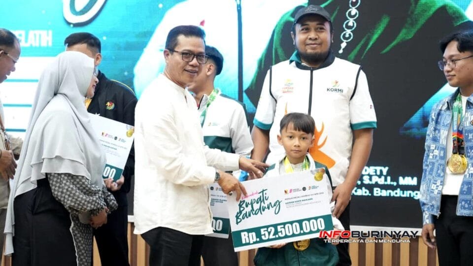 Dadang Supriatna menyerahkan bonus kepada pegiat Komite Olahraga Rekreasi Masyarakat Indonesia peraih medali Festival Olahraga Rekreasi Nasional 2025 dalam acara apresiasi di Gedung Moh Toha, Soreang.