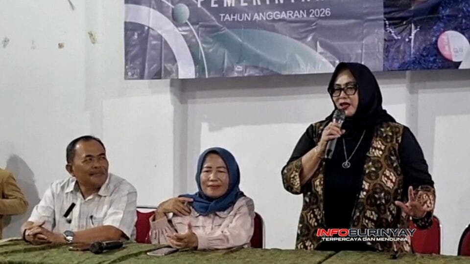Dra. Hj. Tia Fitriani anggota DPRD Provinsi Jawa Barat Fraksi NasDem saat menyampaikan sambutan pada kegiatan pengawasan penyelenggaraan pemerintahan Tahun Anggaran 2026 di Desa Jelegong, Rancaekek, Kabupaten Bandung.