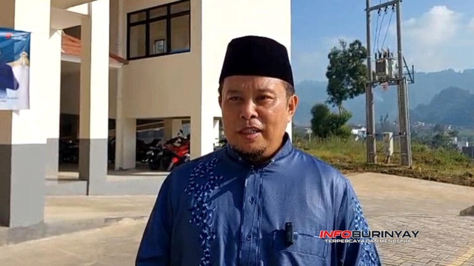 Eef Jamaludi Sukamana anggota DPRD Kabupaten Bandung memberikan keterangan terkait ambruknya plafon RSUD Bedas Pacira