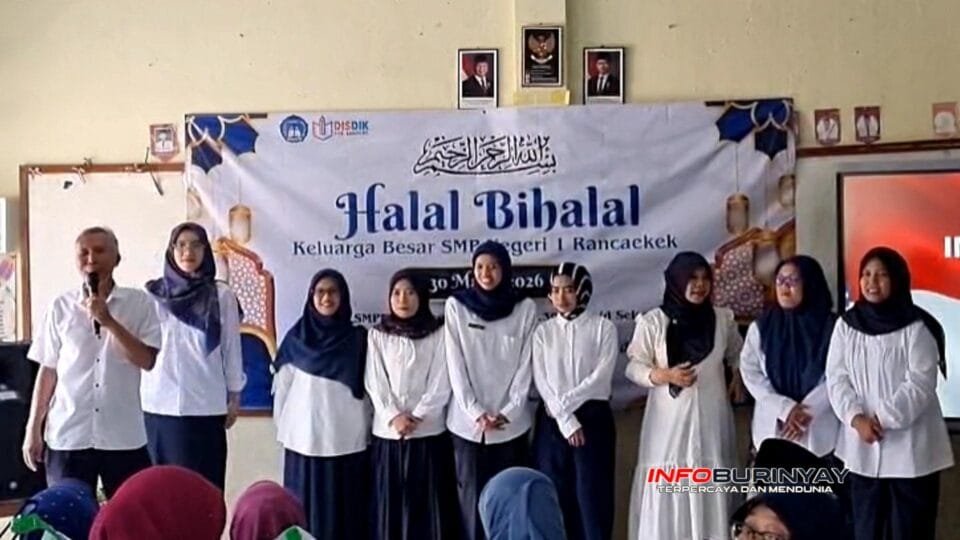 Guru dan tenaga pendidik SMPN 1 Rancaekek tampil bersama dalam acara halalbihalal 1447 H di aula sekolah, Senin 30 Maret 2026