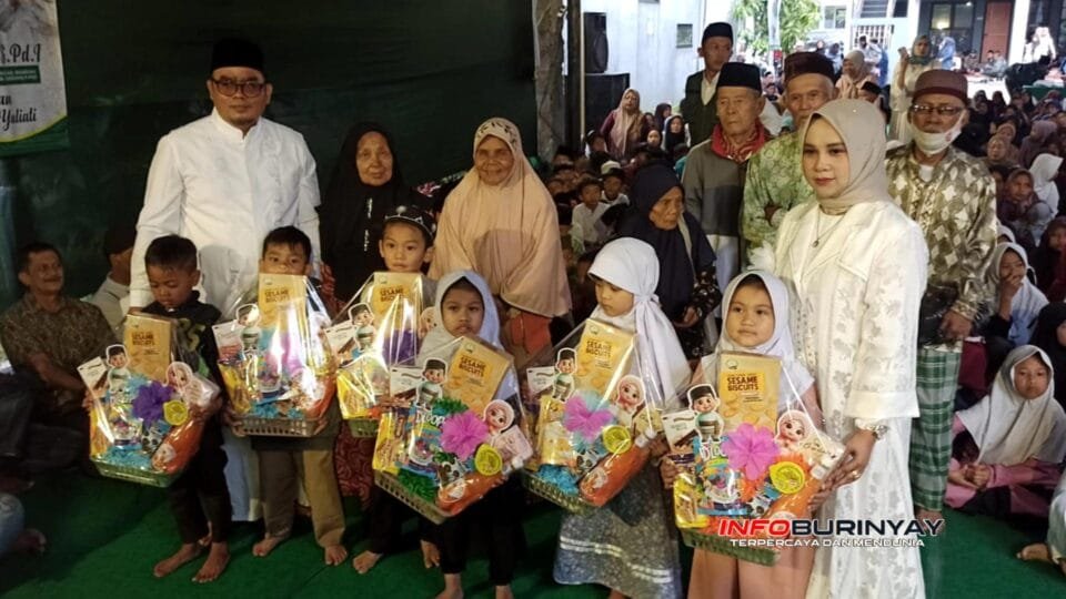 Hadiat anggota DPRD Kabupaten Bandung bersama istri menyerahkan santunan kepada anak-anak yatim dalam kegiatan silaturahmi Ramadhan di Soreang