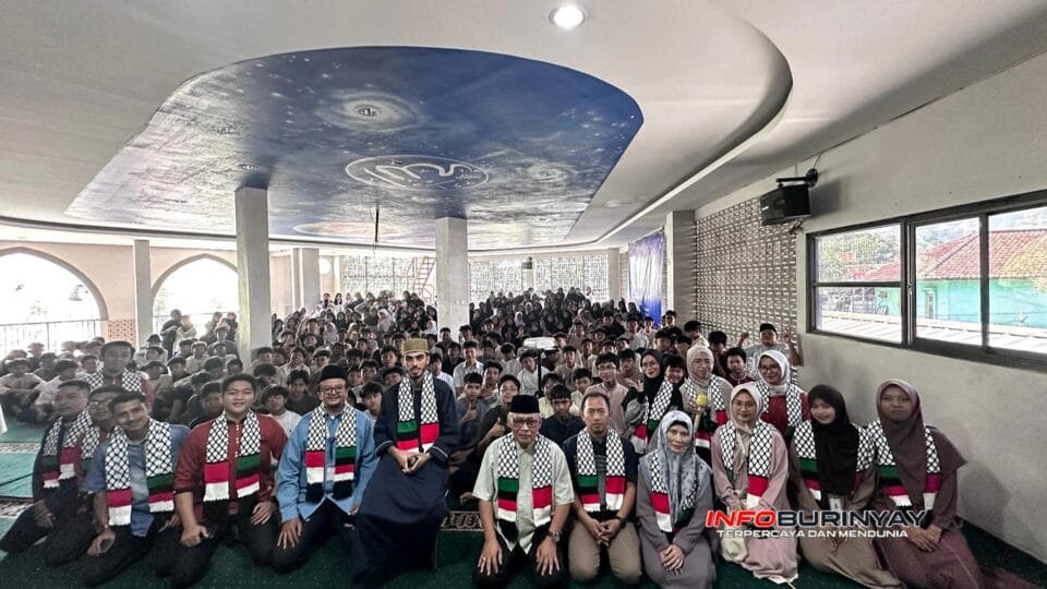 Imam Gaza Syekh Said Amir Alramlawi (kelima dari kiri) berfoto bersama pengurus dan siswa saat penutupan Pesantren Ramadan di Masjid Ulul Albab SMP PCI Baleendah.