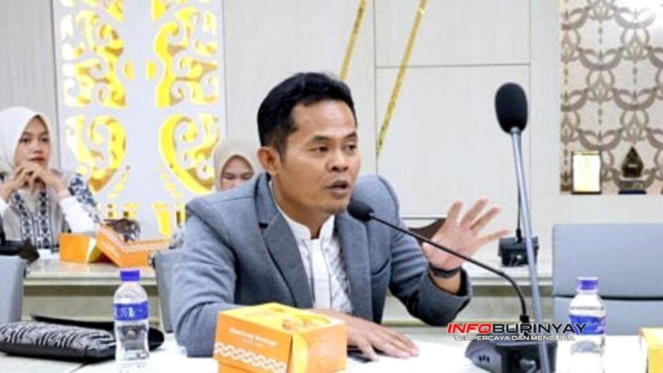 Iwan Koswara anggota Komisi V DPRD Jawa Barat saat menyampaikan tanggapan terkait konflik pelajar Bandung dalam rapat di DPRD Jabar
