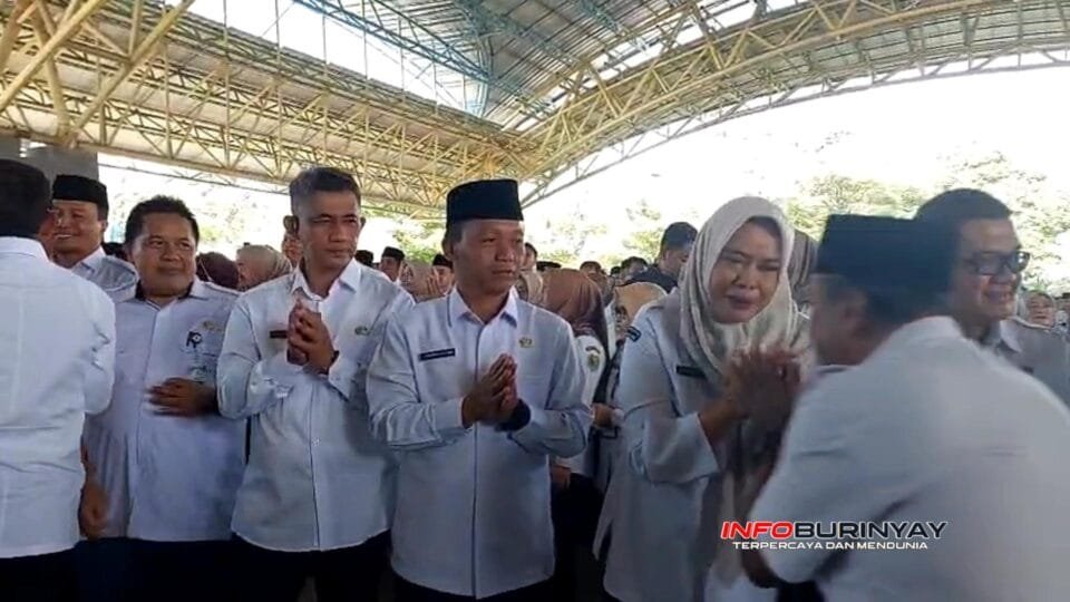 Jajaran pejabat Pemkab Bandung bersalaman dengan ASN dalam kegiatan Halal Bihalal 1447 H di Dome Balerame Soreang