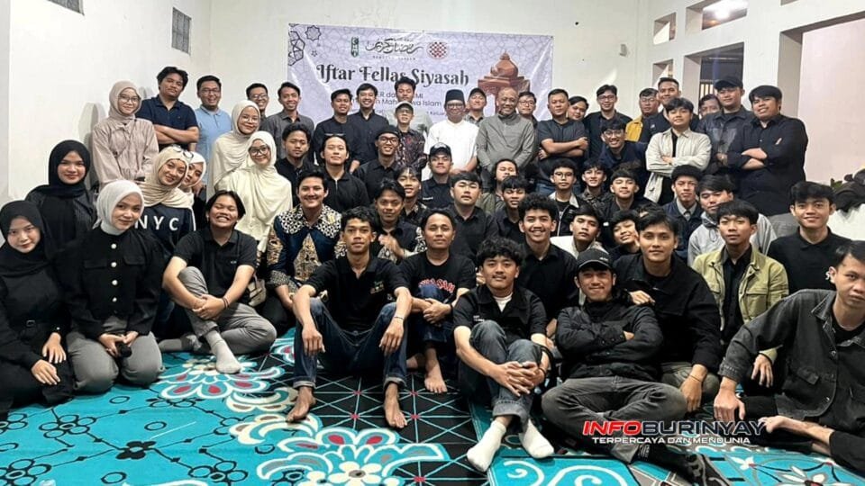 Kader dan alumni HMI Jurusan Hukum Tata Negara (Siyasah) berfoto bersama usai kegiatan silaturahim dan buka puasa bersama Ramadhan di Bandung.