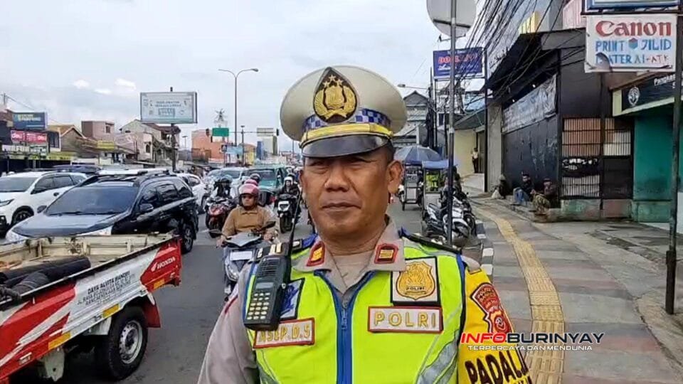 Kanit Lantas Polsek Rancaekek Iptu Asep Dadan S melakukan pemantauan arus balik Lebaran 1447 H di Pertigaan Dangdeur, Rancaekek, Kabupaten Bandung