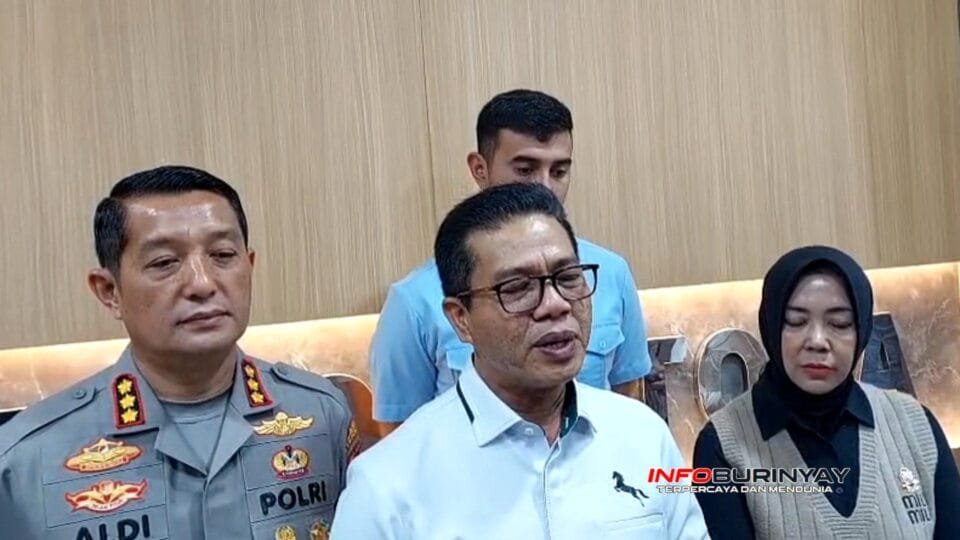 Kapolresta Bandung Kombes Pol Aldi Subartono bersama Bupati Bandung Dadang Supriatna dan Ketua DPRD Kabupaten Bandung memberikan keterangan terkait strategi pengamanan arus mudik Idul Fitri 2026 di Soreang.