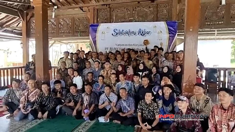 Karyawan PT Bintang Usaha Nasional berfoto bersama dalam kegiatan Silaturahmi Akbar 2026 di Cafe dan Resto Meja Raja Bandung