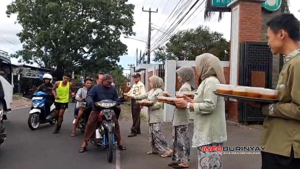 Karyawan RM Sindang Reret Ciwidey membagikan takjil gratis kepada pengendara di Jalan Raya Ciwidey, Pasirjambu, Kabupaten Bandung.