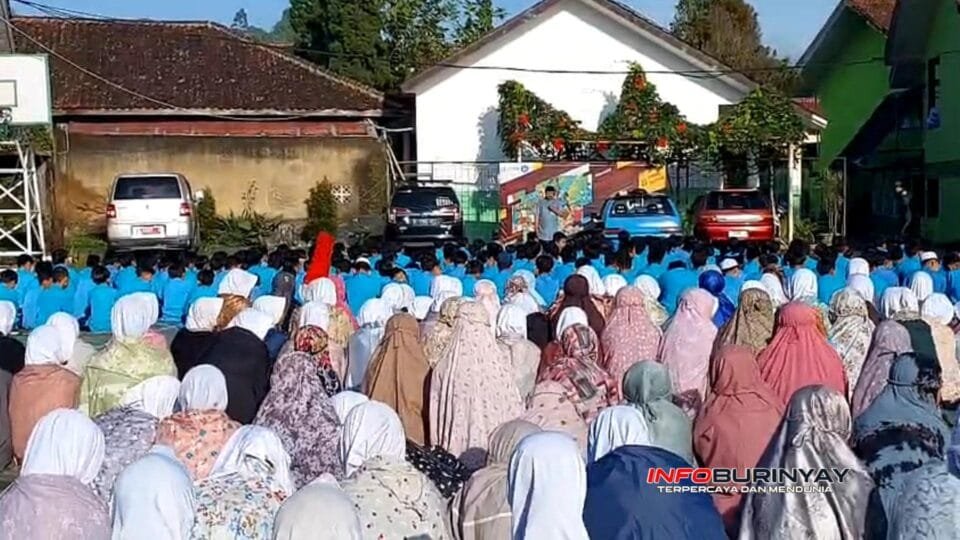 Kegiatan pesantren kilat Ramadhan SMPN 1 Ciwidey diawali sholat dhuha berjamaah yang diikuti ratusan siswa di halaman sekolah.