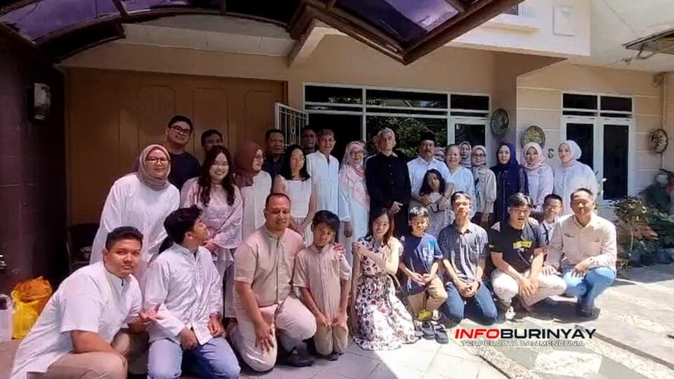 Keluarga besar R. Soeparno Kromosuharjo Romosuharjo berfoto bersama dalam acara halalbihalal di Bandung