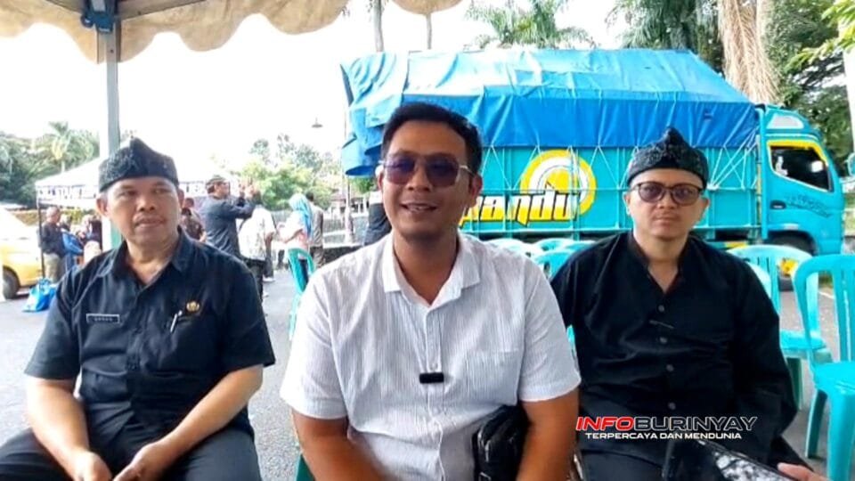 Ketua Komisi B DPRD Kabupaten Bandung Faisal Radi Sukmana memberikan keterangan saat menghadiri Bazar Ramadan dan Operasi Pasar Murah 2026 di Plaza Upakarti Soreang.