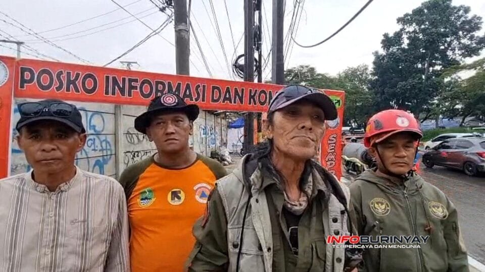 Ketua Koordinator Relawan Kolaborasi BPBD Jawa Barat, Dadang Zaelani (kedua dari kanan), memantau arus balik H+7 Lebaran di Posko Informasi Cipacing Bandung