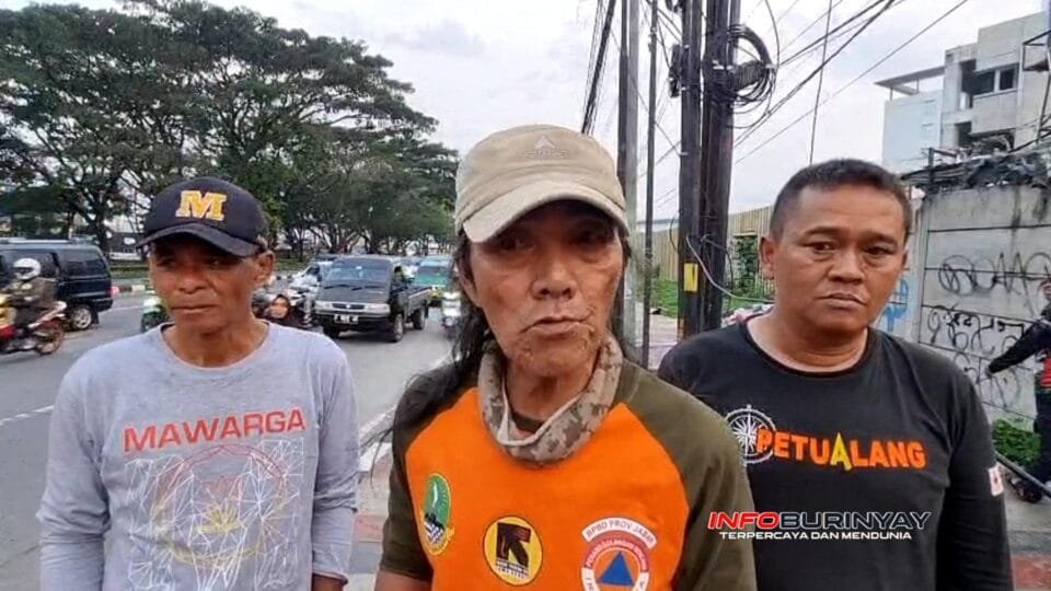 Ketua Koordinator Relawan Kolaborasi BPBD Jawa Barat, Dadang Zaelani, memberikan keterangan terkait pelayanan pemudik di posko Bandung Timur
