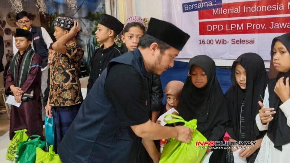 Penyerahan santunan kepada anak yatim dan penyandang disabilitas dalam kegiatan buka puasa bersama di Cileunyi Kabupaten Bandung