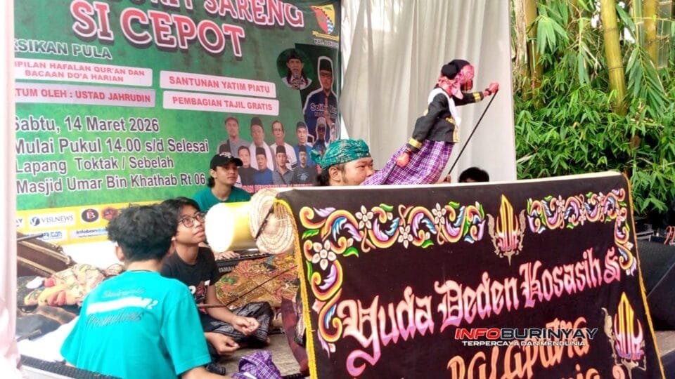 Pertunjukan wayang golek Cepot Ngabuburit oleh dalang Yuda Deden Kosasih Sunarya dalam acara buka puasa bersama dan santunan anak yatim di Kampung Mulyasari RW 04 Desa Gandasari, Kabupaten Bandung.
