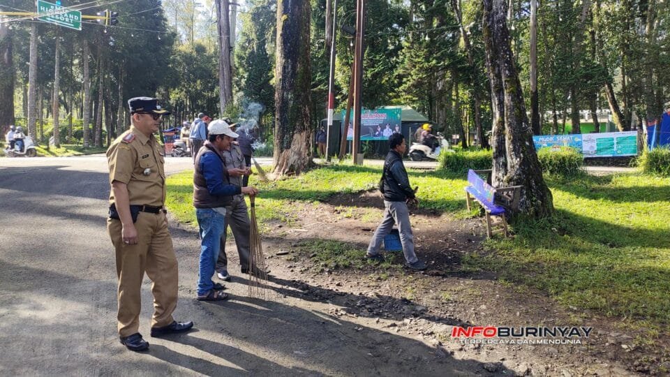 Petugas Kecamatan Rancabali bersama warga melakukan aksi bersih sampah di jalur wisata saat kegiatan SEMERU KARAN pasca Lebaran 2026