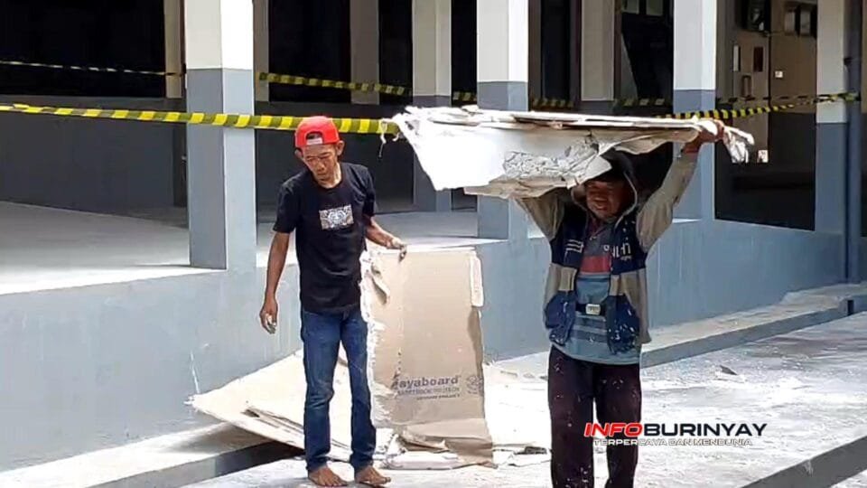 Petugas membersihkan material plafon yang ambruk di Gedung B RSUD Bedas Pacira Ciwidey setelah insiden dini hari
