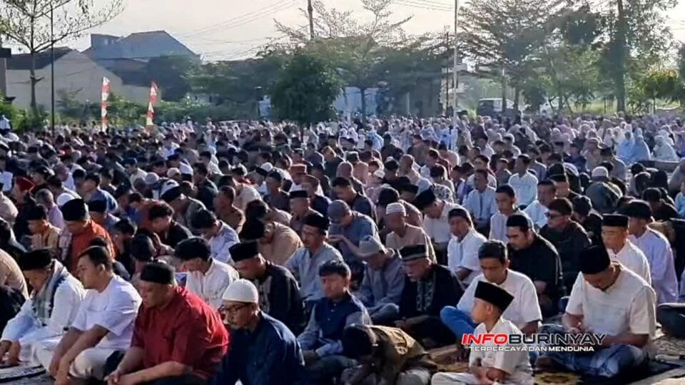 Ribuan jamaah melaksanakan Shalat Idul Fitri 1447 Hijriah di halaman Masjid Al Ikhlas Perum Rancaekek Permai II, Desa Jelegong, Bandung