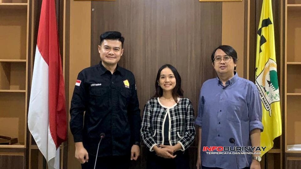 Rizky Prasetya Handani bersama Psikolog Monica G Tarigan dan Ketua KIM-PG Jabar Yosi Wihara dalam webinar Self Compassion pada Ibu di DPD Partai Golkar Jawa Barat.