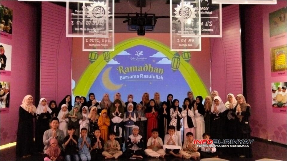 Santri MDT Adam Hawa berfoto bersama saat rihlah edukatif di Museum Galeri Rasulullah Masjid Al Jabbar Bandung