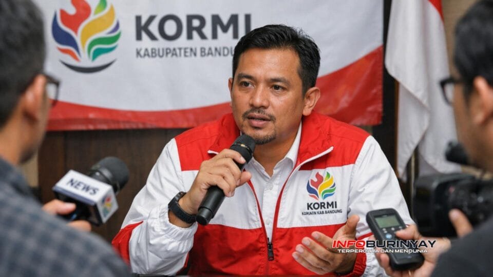Sekretaris KORMI Kabupaten Bandung, Iqbal, memberikan keterangan kepada wartawan terkait klarifikasi insiden staf dengan jurnalis.