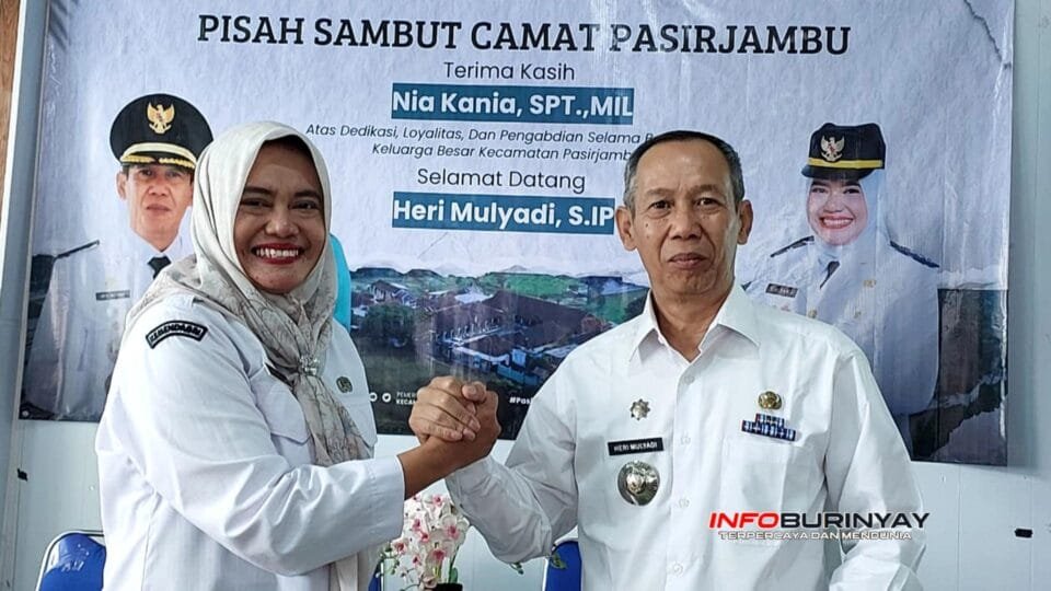 Serah terima jabatan Camat Pasirjambu Nia Kania kepada Heri Mulyadi di Aula Kantor Kecamatan Pasirjambu Kabupaten Bandung