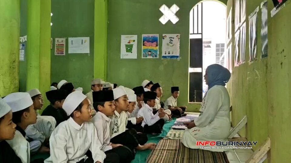 Siswa MI Ibadurrohman Pasirjambu mengikuti tadarus Al-Qur’an bersama guru dalam kegiatan Pesantren Ramadan 1447 Hijriah di Desa Cibodas, Kabupaten Bandung.