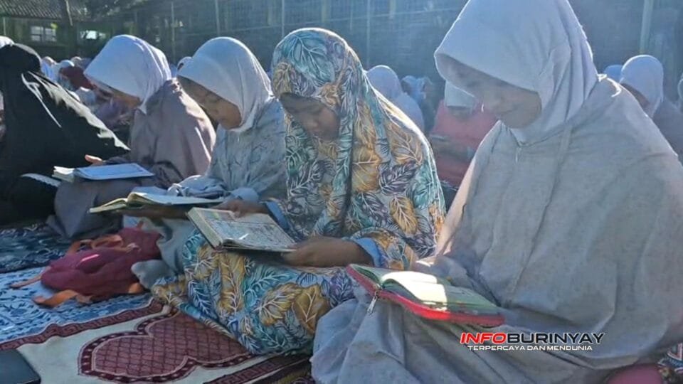 Siswa SMPN 1 Pasirjambu mengikuti tadarus Al-Qur’an saat kegiatan Pesantren Ramadan 1447 H di lapangan sekolah.