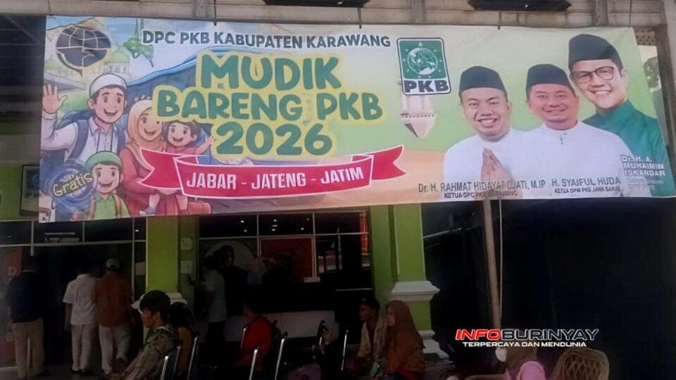Spanduk program Mudik Bareng PKB 2026 di kantor DPC PKB Karawang dengan peserta menunggu keberangkatan mudik gratis ke Jabar, Jateng, dan Jatim