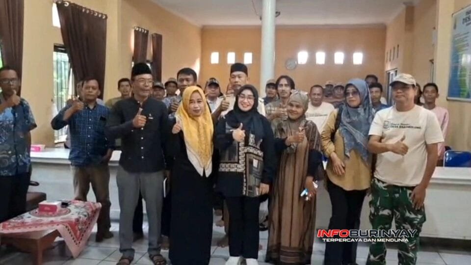 Sri Rahayu Agustina bersama warga saat kunjungan pengawasan DPRD Jabar di Desa Darawolong, Kecamatan Purwasari, Kabupaten Karawang terkait rencana pemekaran desa dan pilkades digital.