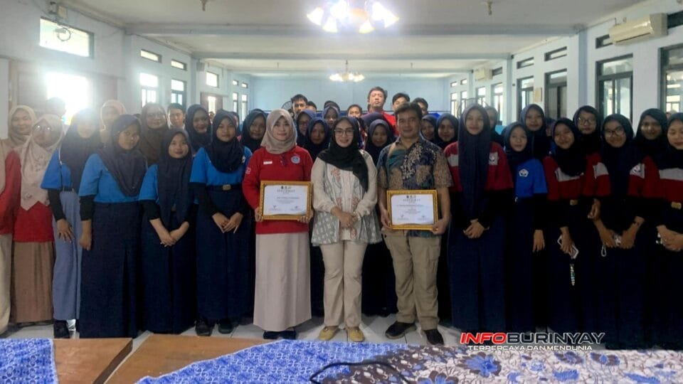 Sri Rahayu bersama siswa SMK Texmaco Purwasari Karawang dalam kegiatan literasi demokrasi dan edukasi melawan hoaks di ruang digital