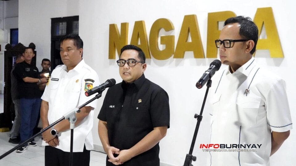 Wakil Menteri Dalam Negeri Bima Arya Sugiarto bersama Ketua Komisi II DPR RI Rifqinizamy Karsayuda dan Rektor Institut Pemerintahan Dalam Negeri memberikan keterangan saat kunjungan kerja Komisi II DPR RI di kampus IPDN Jatinangor.