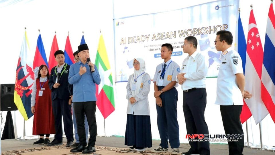 Wakil Presiden Gibran Rakabuming Raka berdialog dengan siswa didampingi Bupati Bandung Dadang Supriatna dan Wagub Jabar Erwan Setiawan pada kegiatan literasi AI di SMP Al-Muthahari, Rancaekek.