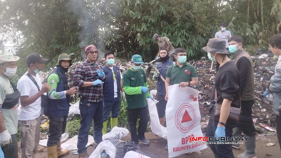 ASN Pemkab Bandung melakukan kerja bakti massal membersihkan sampah di lingkungan jalan dan saluran air saat peringatan HUT ke-385