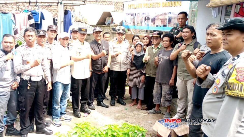Aparat TNI-Polri bersama pemerintah kecamatan, desa, dan warga berfoto usai kegiatan program Rutilahu di Kampung Cilebak, Dayeuhkolot