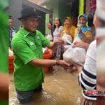 Asep Romy Romaya menyalurkan bantuan langsung kepada warga terdampak banjir di Bojongsoang Kabupaten Bandung