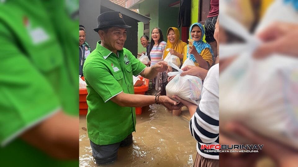Asep Romy Romaya menyalurkan bantuan langsung kepada warga terdampak banjir di Bojongsoang Kabupaten Bandung