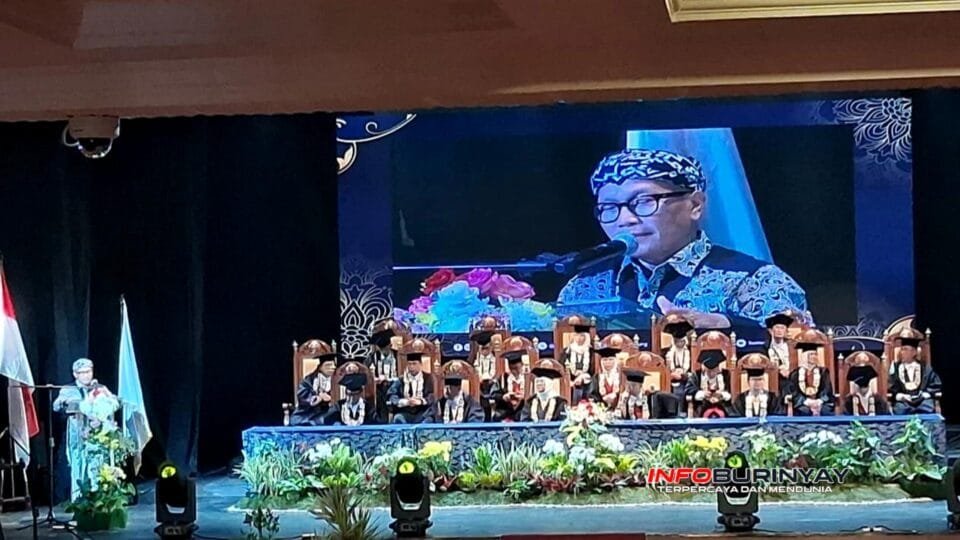 Buky Wibawa Karya Guna menyampaikan orasi ilmiah dalam perayaan Dies Natalis ke-58 ISBI Bandung di Gedung Kesenian Sunan Ambu
