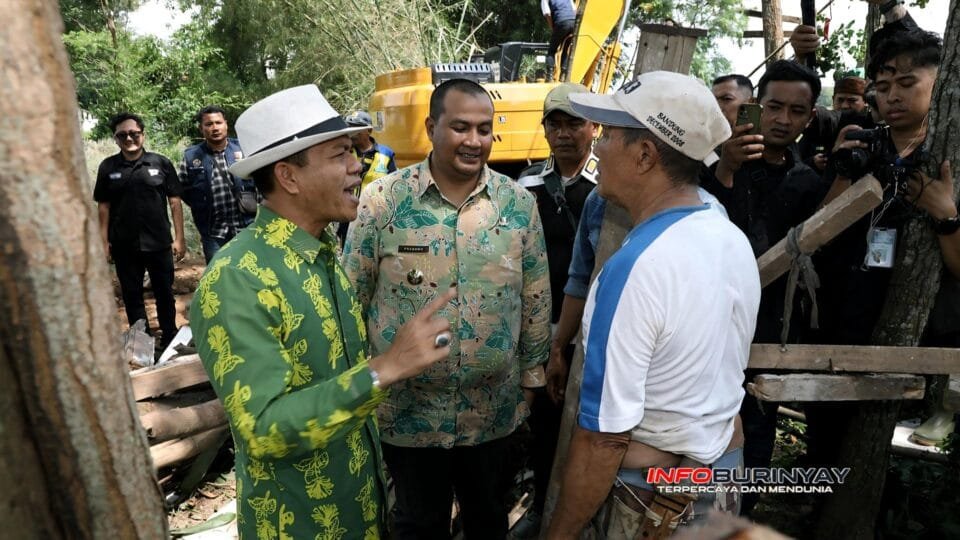 Bupati Bandung Dadang Supriatna berdialog dengan warga saat meninjau langsung proses normalisasi Sungai Cisunggalah di Desa Cibodas, Kecamatan Solokanjeruk.