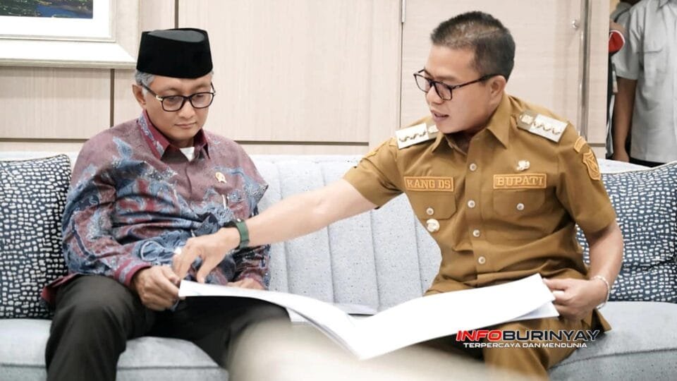 Bupati Bandung Dadang Supriatna berdiskusi dengan pejabat Kementerian PUPR membahas usulan penanganan banjir di Kabupaten Bandung