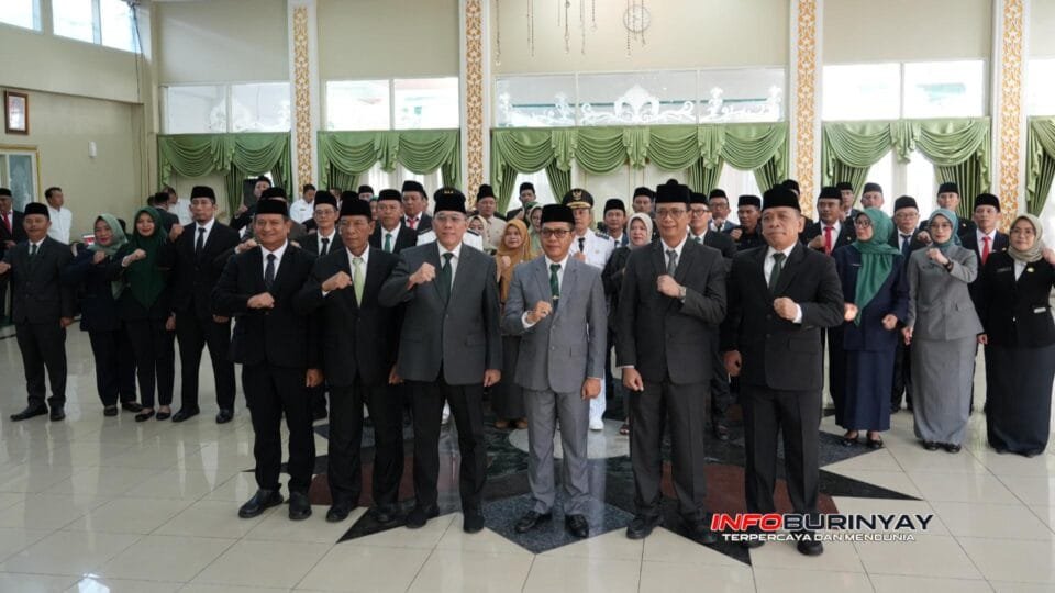 Bupati Bandung Dadang Supriatna bersama pejabat Administrator dan Pengawas usai pelantikan di Rumah Dinas Bupati Soreang