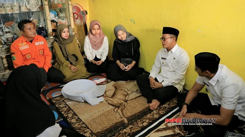 Bupati Bandung Dadang Supriatna bertakziyah ke rumah duka korban hanyut Sungai Cibanjaran di Banjaran Kulon