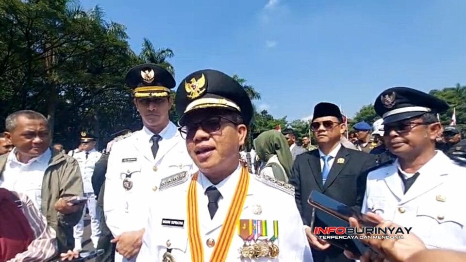 Bupati Bandung Dadang Supriatna memberikan keterangan kepada awak media usai memimpin upacara Hari Jadi Kabupaten Bandung ke-385 di Lapangan Upakarti Soreang