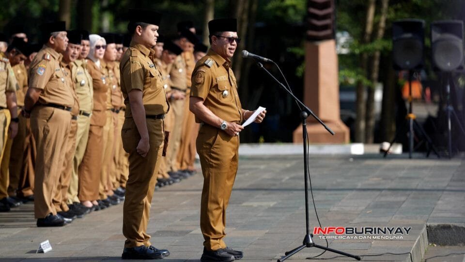 Bupati Bandung Dadang Supriatna memimpin apel pagi dan menyampaikan arahan terkait pengelolaan sampah serta SPMB di Lapangan Upakarti