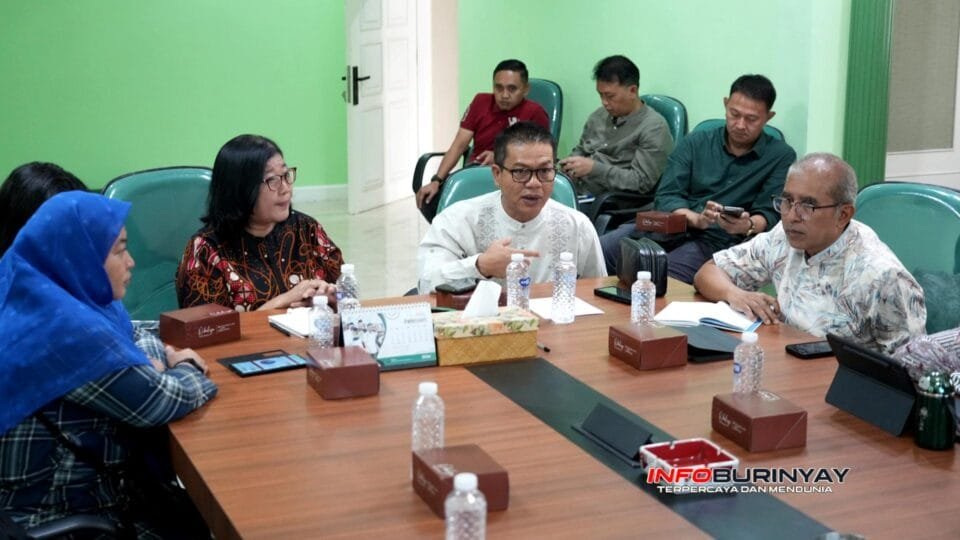 Bupati Bandung Dadang Supriatna memimpin rapat evaluasi Program Ekowisata Citarik bersama jajaran di Rumah Dinas Bupati