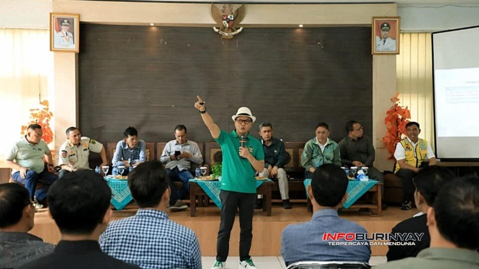 Bupati Bandung Dadang Supriatna memimpin rapat koordinasi pentahelix penanganan banjir Sungai Cisunggalah di Aula Kecamatan Solokanjeruk