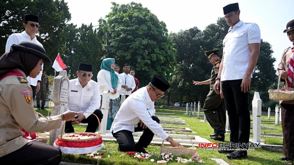 Bupati Bandung Dadang Supriatna memimpin ziarah dan tabur bunga di makam pahlawan dalam rangka Hari Jadi ke-385 Kabupaten Bandung